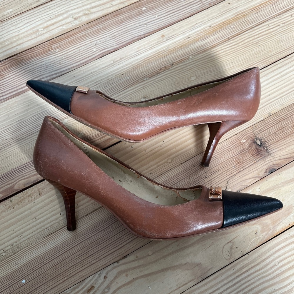 Coach New York Leather Cap Toe Pumps Tan Black Gold Logo Heels Size 8B - Picture 6 of 9